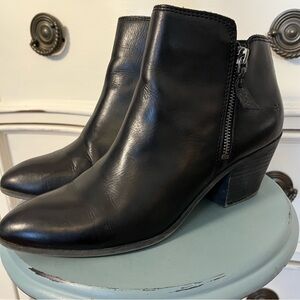 FRYE Black Leather Dual Side Zip Ankle Boots 2.5” Stacked Heel. Size 9.5
